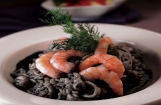 Risotto negro de calamares y langostinos a la parrilla
